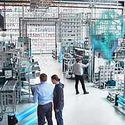 Foto der Musterfabrik mit KI-Elementen überblendet