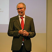 Veranstaltungsinitiator Prof. Dr. Hubertus C. Tuczek bei seinem einleitenden Vortrag.