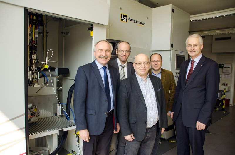 Der Forschungsschwerpunkt Leichtbau der Hochschule Landshut – hier vertreten durch die vier Professoren Prof. Dr. Otto Huber, Prof. Dr. Hubert Klaus, Prof. Dr. Walter Fischer und Prof. Dr. Holger Saage mit Hochschulpräsident Prof. Dr. Karl Stoffel (v. links) – erhält eine Förderung von 650.000 Euro.