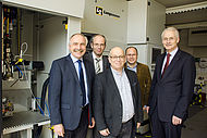 Der Forschungsschwerpunkt Leichtbau der Hochschule Landshut – hier vertreten durch die vier Professoren Prof. Dr. Otto Huber, Prof. Dr. Hubert Klaus, Prof. Dr. Walter Fischer und Prof. Dr. Holger Saage mit Hochschulpräsident Prof. Dr. Karl Stoffel (v. links) – erhält eine Förderung von 650.000 Euro.