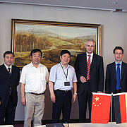 Beim Treffen in Shanghai Hochschulpräsident Prof. Dr. Karl Stoffel (3.v.r.) und Dekan Prof. Dr. Fritz Pönbacher (2.v.r.) mit den Gastgebern der SHNU v.l.n.r. Lin Jun (Dekanin Technikfakultät), Yimin Bai (Auslandsamtschef), Deliang Miao (Direktor Techni