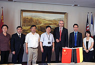 Beim Treffen in Shanghai Hochschulpräsident Prof. Dr. Karl Stoffel (3.v.r.) und Dekan Prof. Dr. Fritz Pönbacher (2.v.r.) mit den Gastgebern der SHNU v.l.n.r. Lin Jun (Dekanin Technikfakultät), Yimin Bai (Auslandsamtschef), Deliang Miao (Direktor Techni