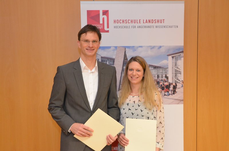Prof. Dr. Markus Schmitt (li.) und Kathrin Lübke sind ersten Sieger des „Preis der Lehre“ an der Hochschule Landshut