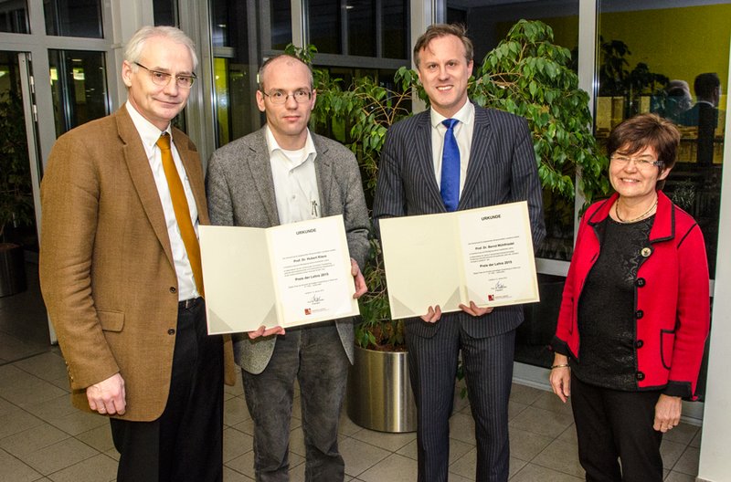 Die Professoren Dr. Hubert Klaus (Mitte links) und Dr. Bernd Mühlfriedel (Mitte rechts) erhielten für ihre engagierte Lehrtätigkeit den Preis der Lehre der Hochschule Landshut. Hochschulpräsident Prof. Dr. Karl Stoffel (li.) und Vizepräsidentin für 