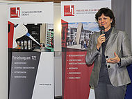 Die Staatsministerin für Wirtschaft und Medien, Energie und Technologie Ilse Aigner, MdL am Technologiezentrum Energie der Hochschule Landshut