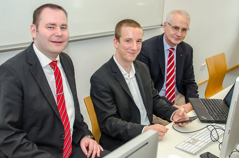 Hochschulpräsident Prof. Dr. Karl Stoffel (re.) gratulierte Prof. Dr. Christian Seel und Doktorand Julian Dörndorfer zum eingeworbenen Projekt