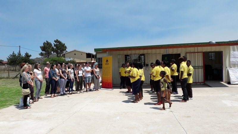 Studierende der Hochschule Landshut besuchen einen sogenannten „safe park“ nahe Kapstadt. Hier werden Kinder in absoluter Armut nachmittags betreut und erhalten eine Mahlzeit.