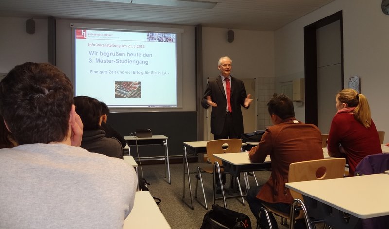 Präsident Prof. Dr. Karl Stoffel begrüßt die Master-Studierenden
