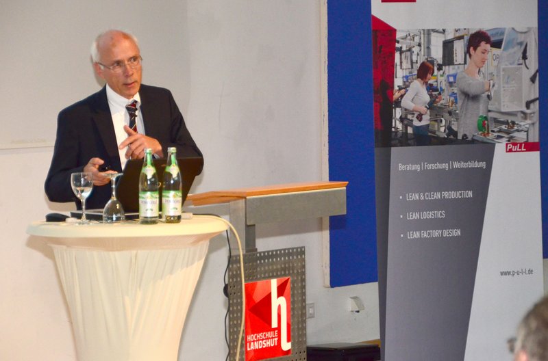 Thomas Wagner, Gruppengeschäftsführer ebm-papst, lobte in seinem Vortrag über die Zusammenarbeit die Hochschule Landshut