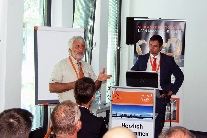 Prof. Dr. Jürgen Hirsch bei seinem Vortrag mit Dr. Stefan Allmeier.