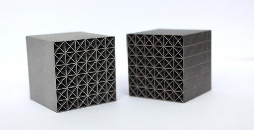 [Translate to Englisch:] Mittels LPBF gefertigte dünnwandige Lattice-Plattenstruktur aus einer Aluminiumlegierung. (Foto: Eva Kollmannsberger, Hochschule Landshut)