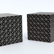 Mittels LPBF gefertigte dünnwandige Lattice-Plattenstruktur aus einer Aluminiumlegierung. (Foto: Eva Kollmannsberger, Hochschule Landshut)