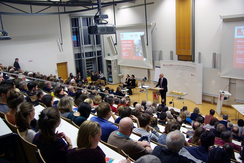 Voller Hörsaal beim Vortrag im Rahmen des Wissenswerk Landshut.