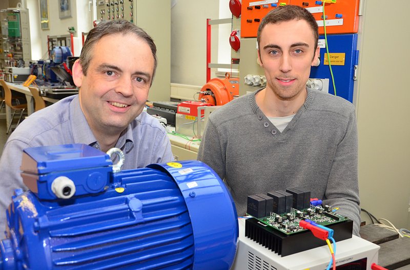 Prof. Dr. Alexander Kleimaier (li.) und der wissenschaftliche Mitarbeiter Thomas Huber erforschen in einem Projekt High-Tec-Komponenten in Maschinen