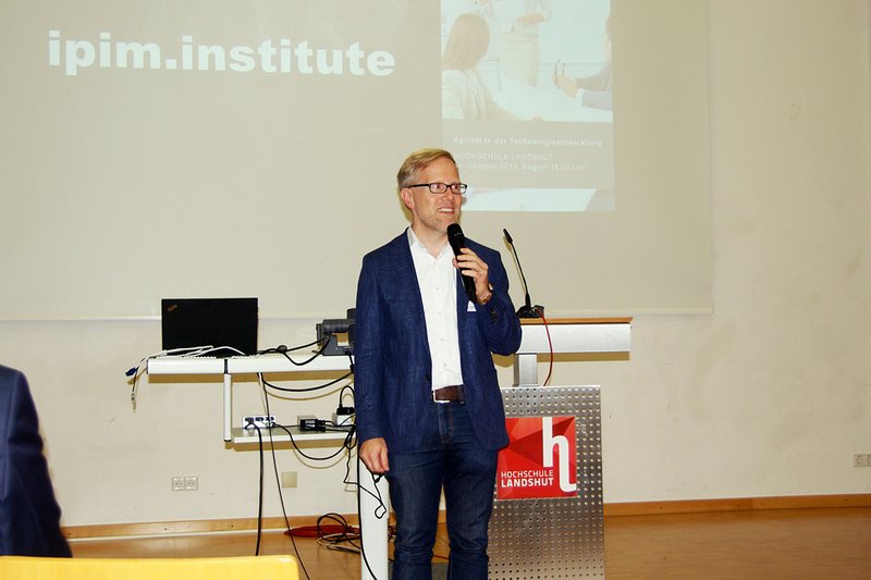 Der Initiator der Veranstaltungsreihe, Prof. Dr. Holger Timinger, bei seiner Themeneinführung. 