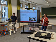 Michael Vogel und Katharina Schlecht präsentieren neue Projektidee vor Interessierten bei Semesteropening