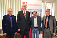 Auf weitere fünf erfolgreiche Jahre: Hochschulpräsident Prof. Dr. Karl Stoffel (2.v.l.) wurde mit großer Mehrheit wiedergewählt. Die Hochschulratsvorsitzenden Prof. Dr. Dr. h.c. Hans Georg Lößl (links) und Prof. Dr. Christoph Fedke (2.v.r.) sowie Ka