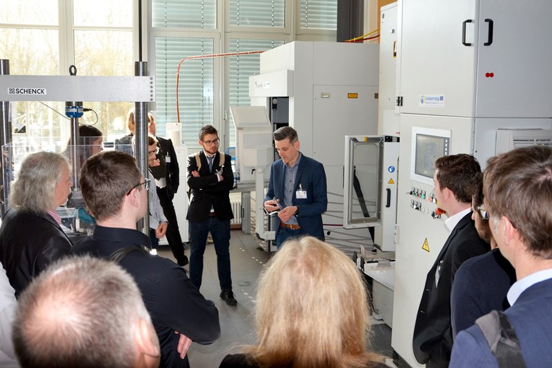 Eine Führung durch die Leichtbau-Labore der Hochschule Landshut gab Einblicke in Möglichkeiten von gemeinsamen Forschungsaktivitäten.