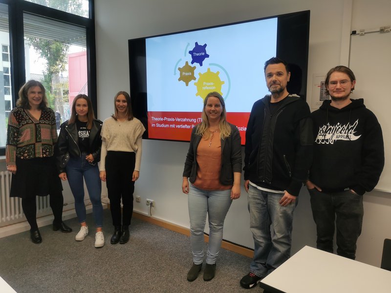 Studierende reflektieren bereits während des Studiums theoretisches Wissen mit eigenen praktischen Arbeitserfahrungen.
