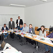Studiengangsleiter Prof. Dr. Markus Schneider (stehend, rechts) und daneben Prof. Dr. Holger Timinger freuen sich über den erfolgreichen Start des neuen Masters Prozessmanagement und Ressourceneffizienz.