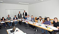 Studiengangsleiter Prof. Dr. Markus Schneider (stehend, rechts) und daneben Prof. Dr. Holger Timinger freuen sich über den erfolgreichen Start des neuen Masters Prozessmanagement und Ressourceneffizienz.