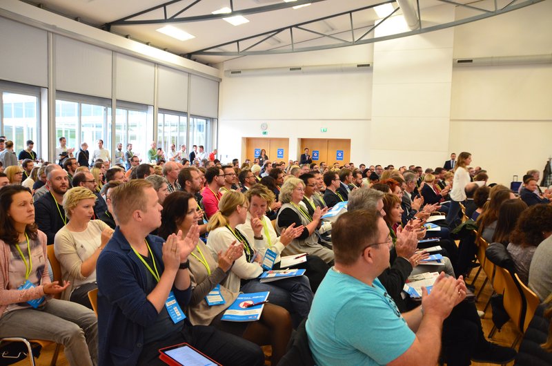 Am 20. September 2017 kamen rund 250 Lehrerinnen, Lehrer und Vertreter aus Realschulleitungen an der Hochschule Landshut zusammen, um sich über digitale Medien im Schulunterricht zu informieren.