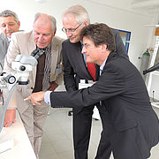 Im neuen Labor des TZE (v.l.n.r.) Dr. Reinhart Schwaiberger (Geschäftsführer TZE), Ruhstorfs Bürgermeister Erich Hallhuber, Hochschulpräsident Prof. Dr. Karl Stoffel und Prof. Dr. Karl-Heinz Pettinger (wissenschaftlicher Leiter TZE)..