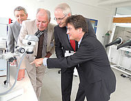 Im neuen Labor des TZE (v.l.n.r.) Dr. Reinhart Schwaiberger (Geschäftsführer TZE), Ruhstorfs Bürgermeister Erich Hallhuber, Hochschulpräsident Prof. Dr. Karl Stoffel und Prof. Dr. Karl-Heinz Pettinger (wissenschaftlicher Leiter TZE)..
