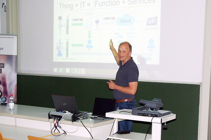 Robert Heizinger stellte die intelligente Dosierpumpe von Viscotec vor.