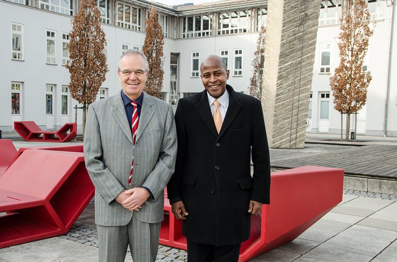Generalkonsul George Monyemangene (re.) traf sich mit Vizepräsident Prof. Dr. Detlev Mauerer zum Austausch über Hochschulprojekte