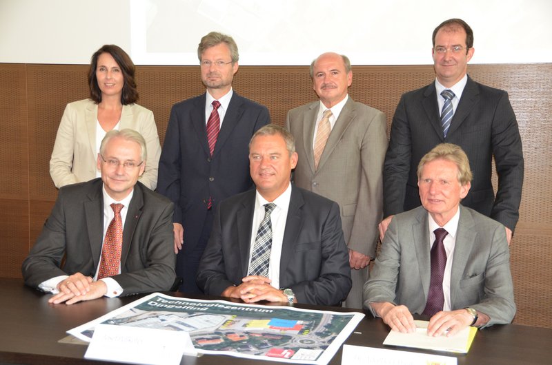 v.l. Hochschulpräsident Prof. Dr. Karl Stoffel, Bürgermeister Dingolfing Josef Pellkofer, Ministerialdirektor Dr. Adalbert Weiß, Staatsministerium Wissenschaft, Forschung und Kunst mit den Industriepartnern v.l. Cornelia Braun, Personalchefin BMW Dingo