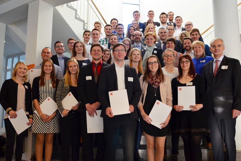 30 Studentinnen und Studenten erhielten am Dienstag ein Deutschlandstipendium an der Hochschule Landshut.