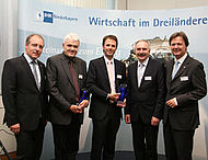 Marc Bicker und Prof. Dr. Otto Huber (3. u. 4. v. l.) erhielten den Preis von den Kammervorsitzenden überreicht, Thomas Leebmann (l.) und Walter Keilbart (r.) von der IHK Niederbayern.