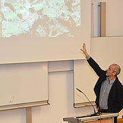 Prof. Dr. Sören Schöbel von der Technischen Universität München (TUM) stellte Konzepte vor, wie Landschaftsgestaltung und Windenergie zusammen passen könnten