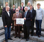Die Projektpartner des neuen Forschungsprojektes mit Kurt Wachtveitl (Knaus Tabbert, vorne links), Projektleiter Prof. Dr. Otto Huber (vorne rechts) und Prof. Dr. Helmuth Gesch (Vizepräsident Hochschule Landshut).
