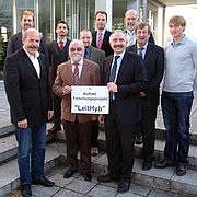 Die Projektpartner des neuen Forschungsprojektes mit Kurt Wachtveitl (Knaus Tabbert, vorne links), Projektleiter Prof. Dr. Otto Huber (vorne rechts) und Prof. Dr. Helmuth Gesch (Vizepräsident Hochschule Landshut).