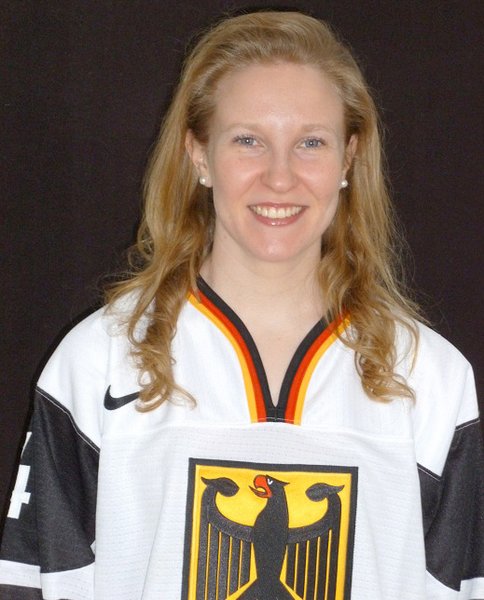 Die Masterstudentin Jessica Hammerl wurde für den Damen-Eishockey-Olympiakader nominiert und fährt mit nach Sotschi