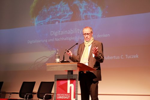 Veranstaltungsinitiator Prof. Dr. Hubertus C. Tuczek bei seiner Keynote zur Digitainability.