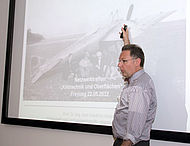 Prof. Dr. Karl Friedrich Reiling bei seinem Vortrag über Klebtechniken in den Technologiefeldern des Leichtbaus.