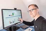 Prof. Dr. Holger Timinger, Leiter Institut IPIM der Hochschule Landshut, stellt die Befragung vor.