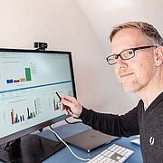 Prof. Dr. Holger Timinger, Leiter Institut IPIM der Hochschule Landshut, stellt die Befragung vor.
