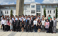 Prof. Dr. Fritz Pörnbacher, Dekan der Fakultät Elektrotechnik/Wirtschaftsingenieurwesen, mit der chinesischen Delegation aus Shanghai.