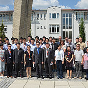 Prof. Dr. Fritz Pörnbacher, Dekan der Fakultät Elektrotechnik/Wirtschaftsingenieurwesen, mit der chinesischen Delegation aus Shanghai.