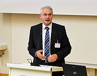 Für Hochschulpräsident Prof. Dr. Karl Stoffel sind duale Studiengänge ein zukunftsorientiertes Modell.