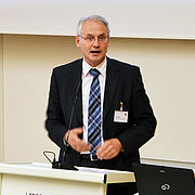 Für Hochschulpräsident Prof. Dr. Karl Stoffel sind duale Studiengänge ein zukunftsorientiertes Modell.