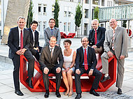 Hochschulpräsident Prof. Dr. Karl Stoffel (2.v.r.) mit dem Freundeskreisvorsitzenden, Stadtrat Ludwig Zellner, und Ursula Weger (stellvertretende Vorsitzende, Schulleiterin Gymnasium Seligenthal, mitte) bedankten sich bei den Spendern (v.l.n.r.): vorne P