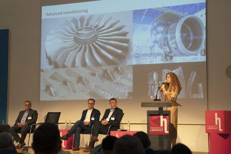Die Bedeutung der KI für die Nachhaltigkeit zeigte Erin Beilharz, Lufthansa Group, am Beispiel der Luftfahrt auf.