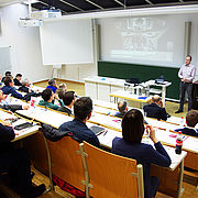 Die vielen interessierten Fragen im Anschluss an die Vorträge zeigten das große Interesse des Fachpublikums, hier Jan Grasmannsdorf, Altair Engineering mit Prof. Dr. Norbert Babel.