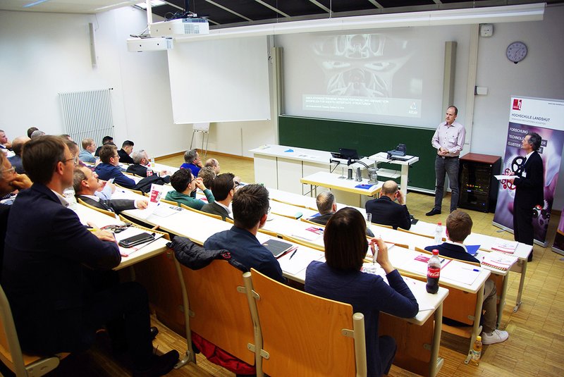 Die vielen interessierten Fragen im Anschluss an die Vorträge zeigten das große Interesse des Fachpublikums, hier Jan Grasmannsdorf, Altair Engineering mit Prof. Dr. Norbert Babel.