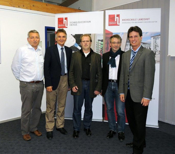 Die Referenten Peter Kemper, Dipl.-Ing. Univ. Vornbach am Inn DII Projektplanung/Architektur GbR (2.v.r.) und Herbert Huber, Dipl.-Ing. FH, CAEstorage GmbH (3.v.r.) zusammen mit Prof. Dr. Karl-Heinz Pettinger, wissenschaftlicher Leiter am TZE, (r.), Walte